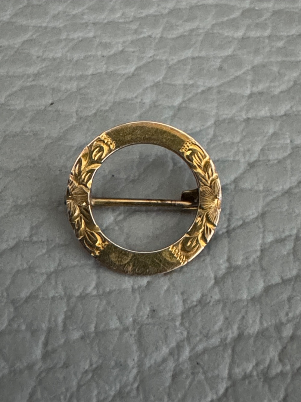 ANTIQUE VICTORIAN EDWARDIAN 10K GOLD MARKED ROUND ETCHED LINGERIE PIN
